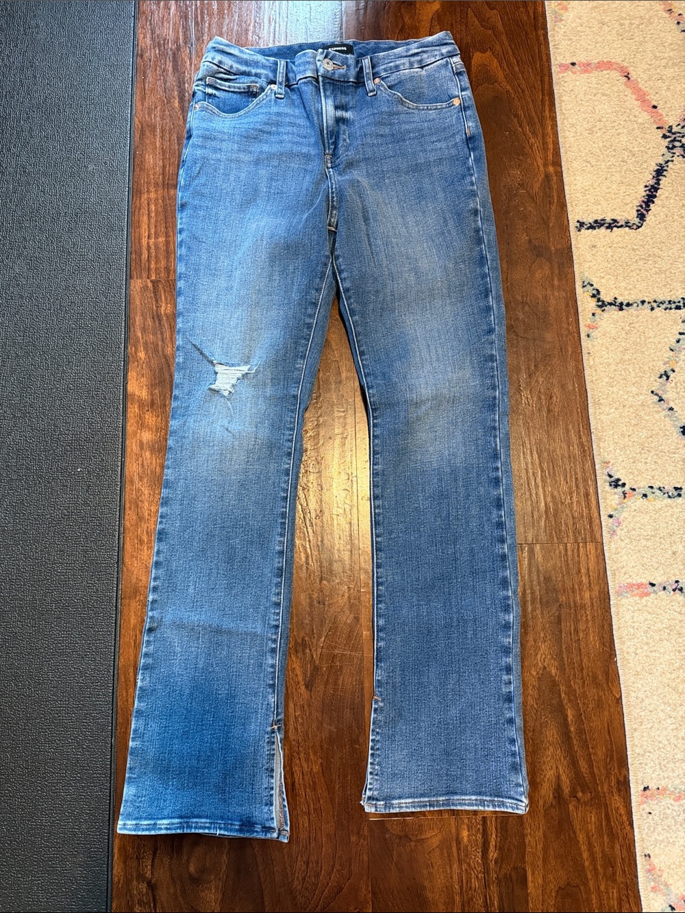 Express Women's Blue Skyscraper Mid Ride Jeans with Knee Distress sz M